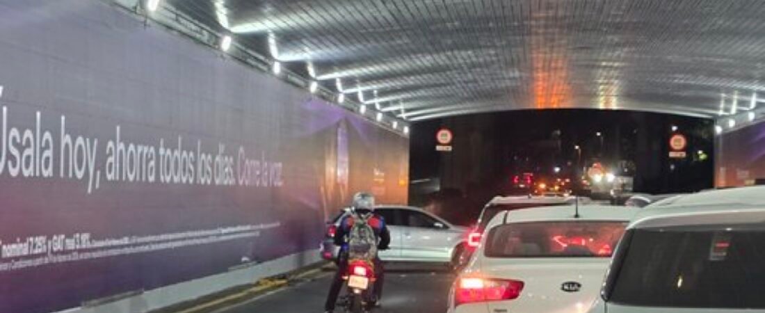 VIDEO: Se suscita accidente vial en bajo puente de San Jerónimo, a la altura de bandera