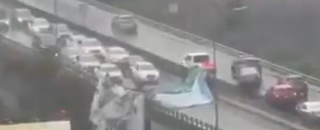 VIDEO: Se desprende espectacular y cae en segundo piso del Periférico Sur.