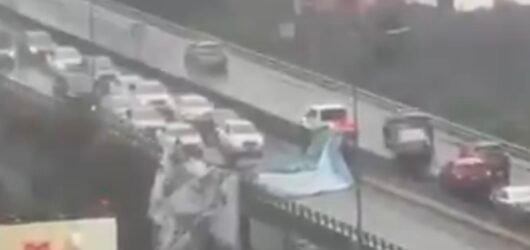 VIDEO: Se desprende espectacular y cae en segundo piso del Periférico Sur.