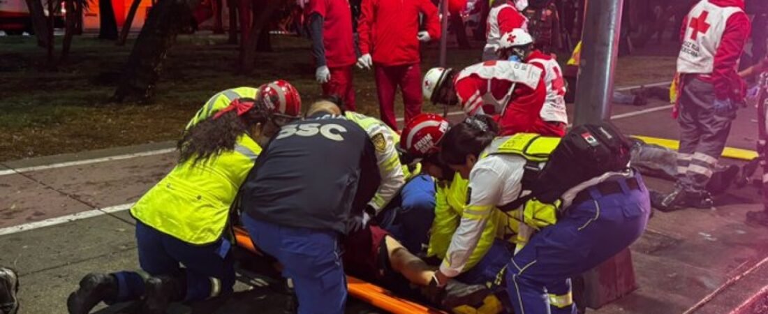 VIDEO: Camioneta que transportaba trabajadores de limpia se estampa contra árbol; ocho resultan lesionados, en CDMX