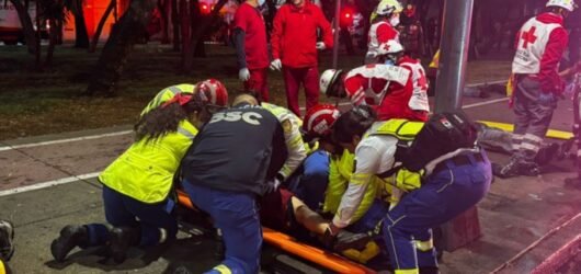 VIDEO: Camioneta que transportaba trabajadores de limpia se estampa contra árbol; ocho resultan lesionados, en CDMX