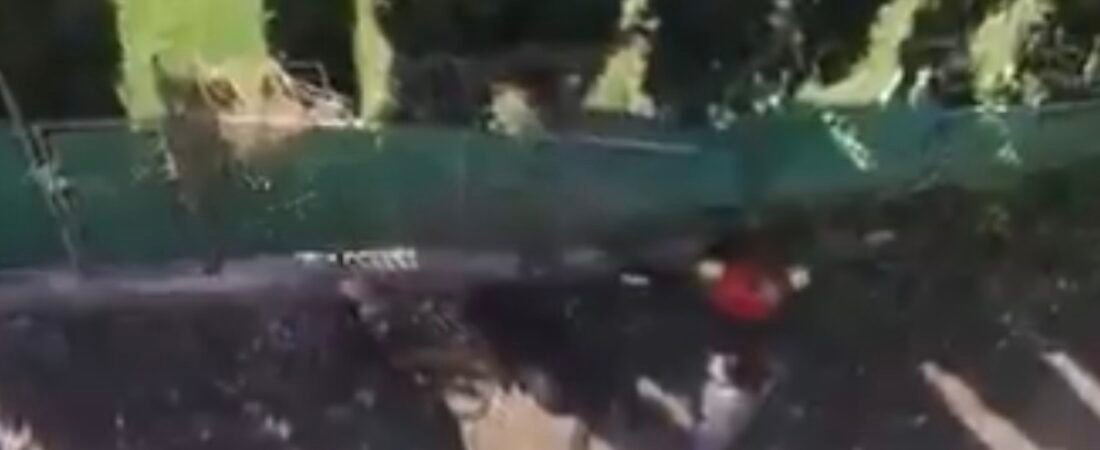 VIDEO: Muere motociclista luego de caer desde un puente vehicular en Edomex