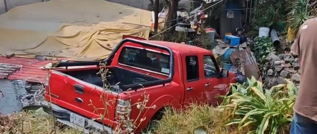 VIDEO: Camioneta se queda sin frenos en Pedregal de San Nicolás; se reporta una persona herida
