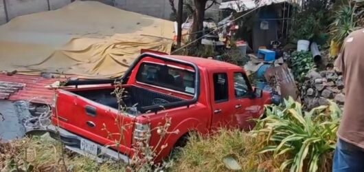 VIDEO: Camioneta se queda sin frenos en Pedregal de San Nicolás; se reporta una persona herida